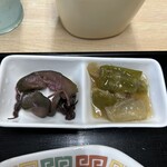 すずや食堂 - しば漬けと胸肉、ピーマン、タマネギの中華炒め