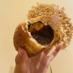 ブーランジェリ･エ･カフェ　オブジェ - エクレアクリームの中身♡ふんわり甘いパン生地の上に乗せられたそぼろ、そして中のクーベルチュールチョコのクリームがたっぷり！たまらない〜(*´ч`*)♡♡