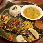 ガネーシュ - 秋刀魚ミールス(かぼちゃのサンバ、秋刀魚のスパイシーグリル、チキンキーマ、チキンピクルス、スンダル)