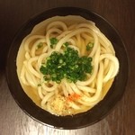 Udon Shokunin Sanuki Men Nosuke - 今日は硬めのつるつる麺です。本当は側にちくわ天が有るのですが、乗っけるのを忘れました。
                        かけ小＋ちくわ一本揚げ ¥300
                        朝から走り廻っていたので、ほんの数分で完食です。美味い( ^ω^ )