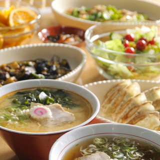 煮干の香るスープと熟成自家製ちぢれ麺はやみつきになる美味しさ