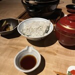圓谷 - 飯物 　しらすの土鍋ご飯、香の物、味噌汁