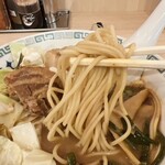 桂花ラーメン - 硬めに茹でらた中太ストレート麺。良い歯応え！
