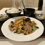 上海飯店 - 木耳、玉子、豚肉炒め（880円）
