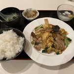 上海飯店 - 木耳、玉子、豚肉炒め（880円）