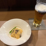 旬菜 一想 - 最初はビール。鮑とイチジクを卵黄とマグロの酒盗で。お料理を確認してから日本酒冷酒だったかな
