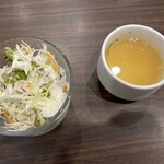 ジェイズカレー - ランチセットにサラダとスープが付きます。