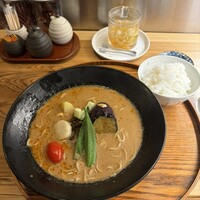 中国料理 にいくら - 珍しく油通しした野菜が乗る担々麺。ゴハン無料サービスあります