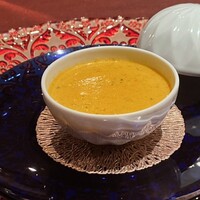 ブルガズ アダ - ソテーしたズッキーニとトマトに、野菜ブイヨンのスープ