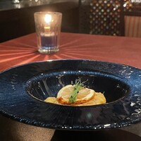 ブルガズ アダ - コーンミールコーティング、EVOOにフリットした目鯛、イタリアパセリと玉ねぎのソースにライムを絞って、キャラメリゼのオーブンしたレモンとロックチャイブ乗せ