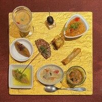 ブルガズ アダ - 日本ODAのボスポラス橋を揚げパスタで表現、シガラボレッキ（シガー）：薄伸し生地にベヤズペイニルを包みフリット、玉ねぎソテをキャラメリゼし14世紀レシピのオムレット、ベピーアーティチョーク旨煮にレモン