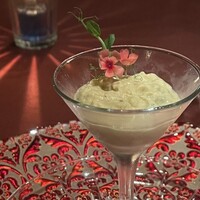 ブルガズ アダ - メゼ(冷前菜）：パトルジャン（ナス）エズメ（すり潰し）、というナスヨーグルト、スパイス、ガーリック、ハーブも混ぜて、えんどう苗とマーベラて食用花添え