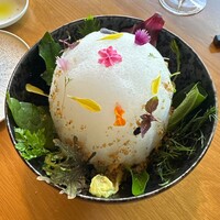 メゾン ケイ - パリのレストランケイから引き継ぐ季節のサラダ〜30種類以上地物野菜　ケール　レモンの果汁　クランブル