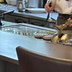 にしき - カウンターの目の前で焼いてる❗️