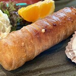 太郎茶屋 鎌倉 - 肉巻きおにぎり棒¥690外　鎌倉モーニングのトーストを肉巻きおにぎりにしたものと伺い注文したが茹で卵・唐揚げ・スパゲッティが無く、肉巻きも1本しかなく食べ足りず大きく不満の残る食事となった。