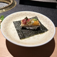 日本焼肉はせ川 別亭 銀座店 - 先附:黒毛和牛とウナギの贅沢肉寿司-キタムラサキウニ、オセトラキャビア-
