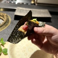 日本焼肉はせ川 別亭 銀座店 - 先附:黒毛和牛とウナギの贅沢肉寿司-キタムラサキウニ、オセトラキャビア-