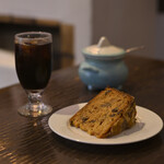 カフェ GOTO - 料理写真:アイスコーヒー＠税込580円、パウンドケーキ＠税込520円