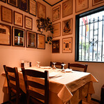 カサ・デ・フジモリ - スペイン各地のレストランのメニューが並ぶ窓際席