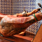 カサ・デ・フジモリ - オーダーごとにスライスされる、スペイン生ハム”ハモンセラーノ”