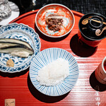 肉屋 田中 - 食事 : 水茄子糠漬け, 神戸牛の時雨煮, 味噌汁