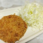 新宿さぼてんデリカ - 料理写真:たっぷりの千切りキャベツと・・・