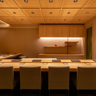 清々しい檜の香り纏うカウンター席で、大人の贅沢な時間を――。