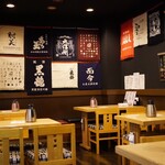 和酒バル 燻銀 - 内観も相変わらずお酒一色！