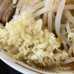 ラーメン もっけだの - 『青唐味噌ラーメンニンニク野菜マシマシ』のニンニク