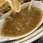 ラーメン もっけだの - 『青唐味噌ラーメンニンニク野菜マシマシ』のスープ