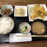 ごはんばー - 嫁さんが頼んだとり天、他の常連さんもほとんどこれでしたが、お一人の常連さんはカレーでした。