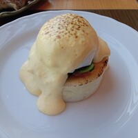 MAIN DINING by THE HOUSE OF PACIFIC - エッグベネディクト