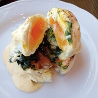 MAIN DINING by THE HOUSE OF PACIFIC - エッグベネディクト断面