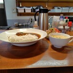 ヤスハラ - 和牛ハンバーグカレーとサラダとスープ