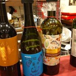 ワイン厨房 テラス ヴィ - カウンターの赤ワインボトル