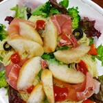 ワイン厨房 テラス ヴィ - 桃と生ハムの冷製パスタ　これは女子が好きなやつです♡パスタはジェノベーゼ
