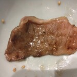 厚東川焼肉レストラン - 厚東川定食1430円の上カルビ、一番美味そうな1枚を焼いた表(2024.8.12)