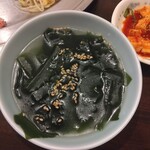 厚東川焼肉レストラン - 厚東川定食1430円のワカメスープ(2024.8.12)