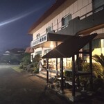 厚東川焼肉レストラン - お帰り、ガム噛みながら外観(2024.8.12)