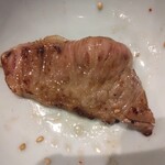 厚東川焼肉レストラン - 厚東川定食1430円の上カルビ、一番美味そうな1枚を焼いた裏(2024.8.12)