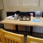 横濱家系ラーメン 四代目 野中家 - テーブル席は1卓