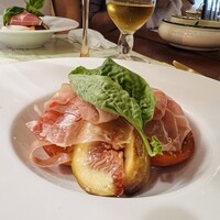 ラ・カンティーナ・カンチェーミ - ブッラータチーズにイチジクと生ハムを添えて(お店のご厚意で特製スタイル)