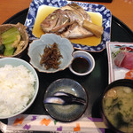 Bumpuku - 今日の日替りランチの鯛の煮付け。ランチは定番の刺身定食、にぎり寿司定食に加え日替りが２種あります。