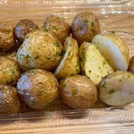 アオキスーパー - じゃがいもの丸揚げ