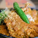 モセス カレー - チキン・サイド　チキンカレーはトマトの酸味が大好きなタイプです。
辛さはさほどではなく、トッピングされた青唐ピクルスを齧ると、途端にヒーハー！