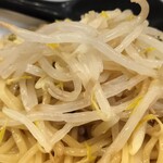 蒙古タンメン中本 - 冷水で〆られたモヤシと麺