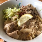 ラーメン イッケン - 甘辛い味付けの舞茸とエリンギが旨い！背脂と豚肉が合う！