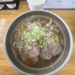 らーめん庵 - 醤油ラーメンにチャーシュートッピング