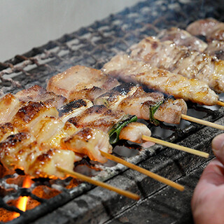 香ばしくジューシーな焼き鳥と魚串は、一度食べたら病みつき！