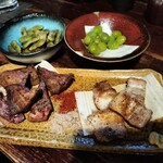 囲坊主 - 焼き枝豆（左上）、銀杏（右上）、みやじ豚レバー（左下）、みやじ豚バラ（右下）